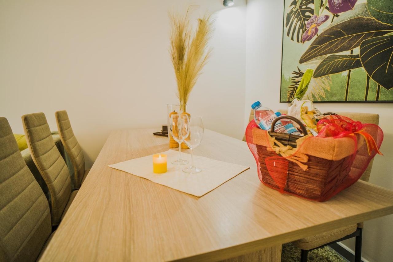 Green Apartment Ground Floor Feel Like Home Properties Saronida エクステリア 写真
