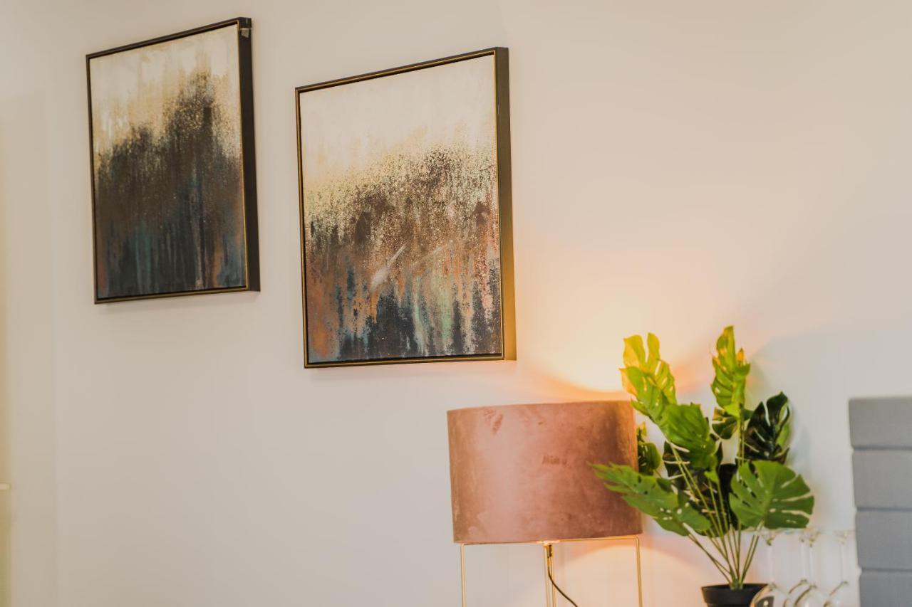 Green Apartment Ground Floor Feel Like Home Properties Saronida エクステリア 写真