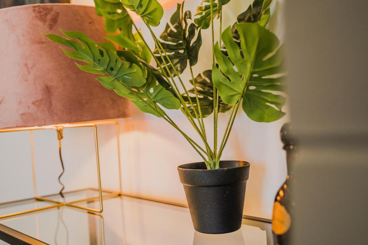 Green Apartment Ground Floor Feel Like Home Properties Saronida エクステリア 写真